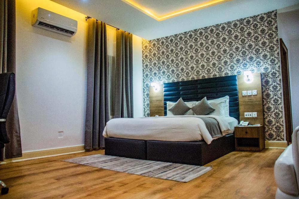 Crownsville Hotel - Airport Road Port Harcourt Kültér fotó