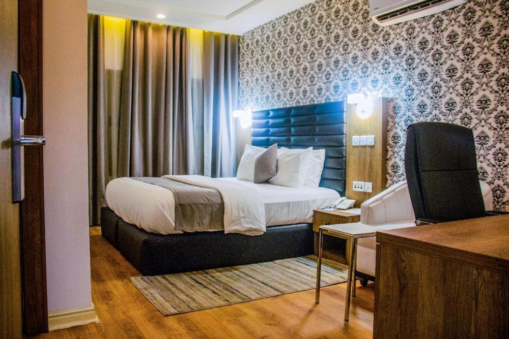 Crownsville Hotel - Airport Road Port Harcourt Kültér fotó